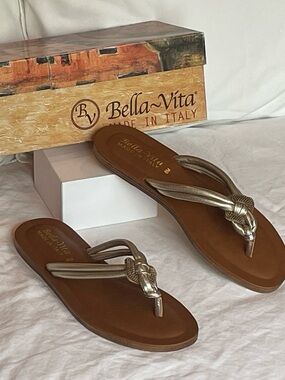 Bella Vita Zev Italy Metallic Champagne Gold Thong Sandals Runs small Sz 8 BNWB